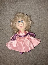 ? Vintage Miss Piggy Muppets Stofftier – 90er – mit Sonnenhut & Perlenkette –