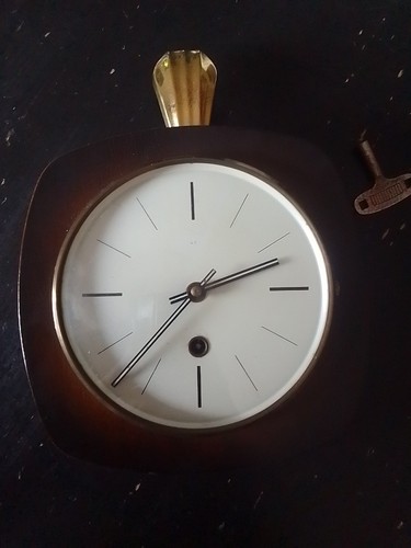 Alte mechanische wanduhr - alte,