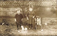 Foto Ak Mädchen mit Puppe im Puppenwagen, Junge mit Holzpferd - 10377224