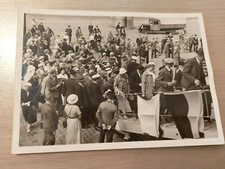 Foto Passagiere besteigen eine Gangway an Bord eines Schiffes