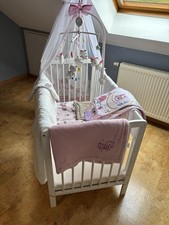 Babybett Gitterbett 120x60 Weiß mit Matratze, Kopfkissen, Decke, Spieluhr