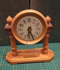 Schöne Tischuhr im Holzgehäuse auf gedrechselten Säulen mit Quarzwerk