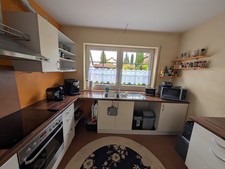 Weiße Küche mit Elektrogeräten zum Selbstabbau und Abholung