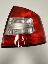 HELLA 9EL 354 670-021 Heckleuchte - Glühlampe für Linksverkehr/für Rechtsverkehr