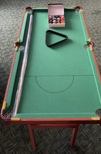 Kleiner Billardtisch mit kugeln, dreieck und einem Queue 