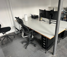 Bürotische mit schwarzem