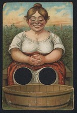 Mechanische-AK dicke Frau vor Holztrog, Löcher in den Knien 