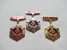 CHINA VOLKSREPUBLIK EHRENMEDAILLEN FÜR AUSBILDER, IN BRONZE, SILBER UND GOLD !