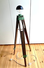 Stehleuchte Stativleuchte Dreifuß (Vermessungsstativ), Holz, grün