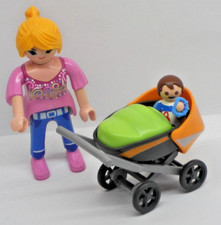 Mama mit Baby und Kinderwagen