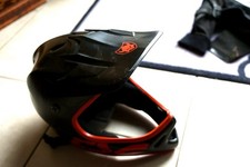 MTB Schutzausrüstung, bestehend aus Panzerweste, Helm Und Knieprotektoren XS