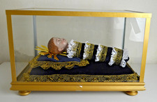 Fatschenkind mit Glasschrein |