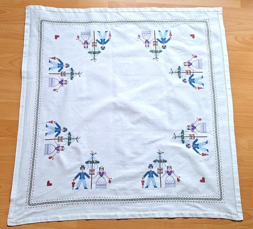 Gestickte mitteldecke - ..gestickte,