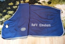 blaue Abschwitzdecke von KavalkadeBestickung RuFV ElmshornGr. 155 / XL