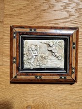 Putten Relief im Barockstil mit Intarsienrahmen – Engel Bild gerahmt Deko