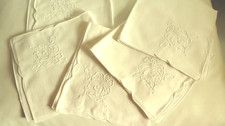 5 Stoff-Servietten festlich weiß Stickerei neuwertig