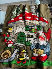 Stickerei-Bild,Handarbeit,selbst gestickt.Zwerg+Pilzhaus im Wald,53x40cm,Stramin