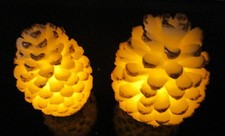 Elambia flammenlose Wachskerzen mit Timer - Motiv Tannenzapfen-