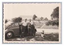 2 Männer mit Brezelkäfer auf Reise Auto VW-Käfer Dachgepäckträger - Foto