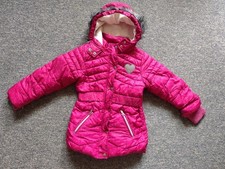 Mädchen - rote Winterjacke