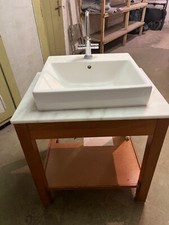 Waschtisch mit Marmorplatte und Armatur