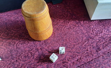 Handgeschnitzter Würfelbecher