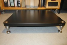 Solidsteel HY Serie High-End Endstufenrack komplett mit den Spikeaufnehmern