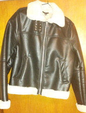 Schwarze kunstlederjacke mit - schwarze,
