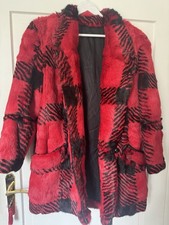 Pelzmantel rot schwarz