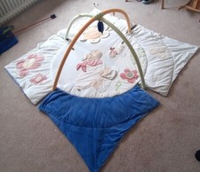 *** Schöne Große Krabbeldecke mit SPIELBOGEN und SPIELUHR von Fehn