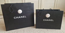 2 Stück Original CHANEL Papiertüte Tasche - Schwarz mit Blüte - 2 versch. Größen