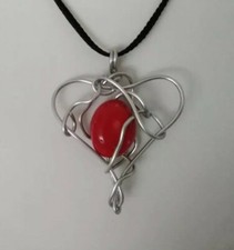 Schmuckanhänger Herzform Handarbeit. Aludraht Edelstein Koralle Frauengeschenk