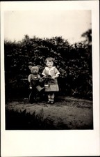 Foto Ak Mädchen mit Teddy, Portrait, Kleid, Fahrrad, Park - 3690079