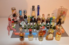39 Miniaturflaschen- davon 6 Scotch-Whisky, 11 Wein, 23 gemischt