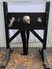 Strafbock Pranger Deko Gruselparty mit beweglichem Gespenst