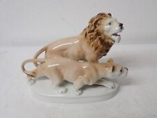 Schöne antike Löwen