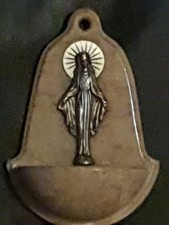 Schönes altes weihwasserbecken