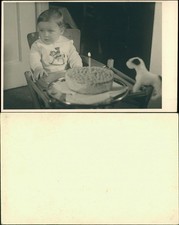 Foto  Kind Foto erster Geburtstag, Torte, Hochstuhl 1950 Privatfoto
