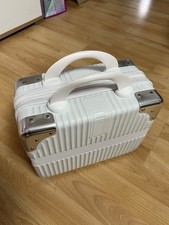 Weißer Kosmetikkoffer