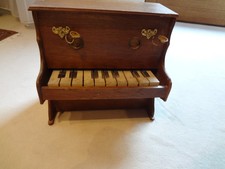 Klavier Spielzeug antiquar  24 cm breit und hoch gehen nicht alle Töne Holz