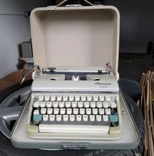 Kompakte Schreibmaschine  Olympia Monika