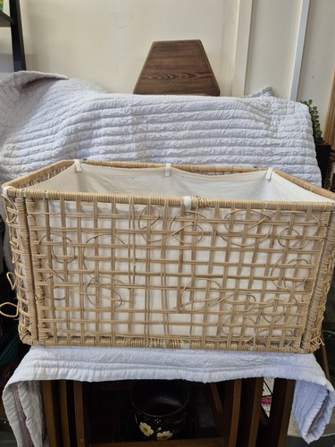 Verzierter korb aus rattan - verzierter,