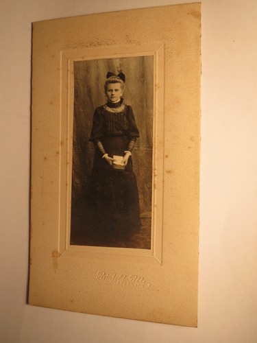 Mädchen mit buch kommunion - mädchen,