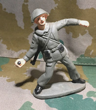 DDR PGH Effelder Markung NVA Soldat Handgranate werfend Spielzeug Figur Gummi