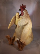 Großes Huhn mit Küken unterm