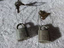 Zwei Chicago Lock Co Vorhängeschlösser & Schlüssel