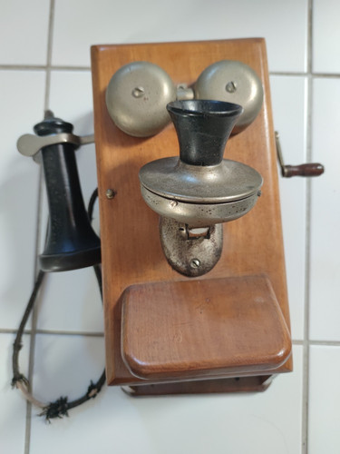 Altes wandtelefon aus holz - aus,