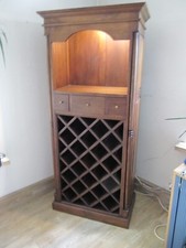 Alter Weinflaschenschrank