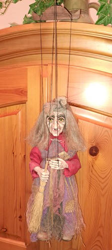 Marionette hexe mit besen aus - mit,