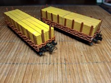 2x Trix Express H0 3437 Rungenwagen mit Holzladung Guss